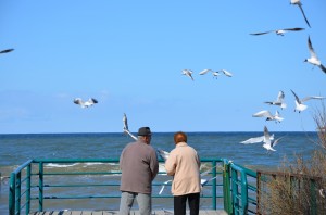 Polnische Ostsee, zwei ältere Personen am Meer