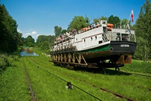 Oberlandkanal: Schiff auf dem Landweg. Foto: Żegluga Ostródzko-Elbląska