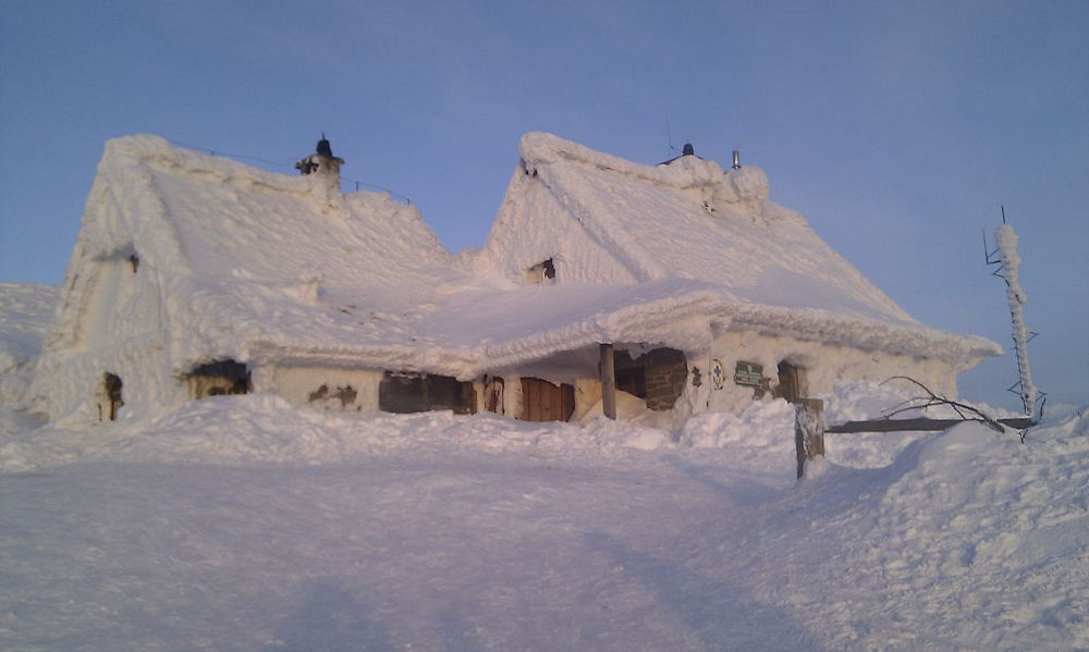 Hütte im Schnee im Bieszczady-Gebirge (© Grzegorz.pietrzak321)