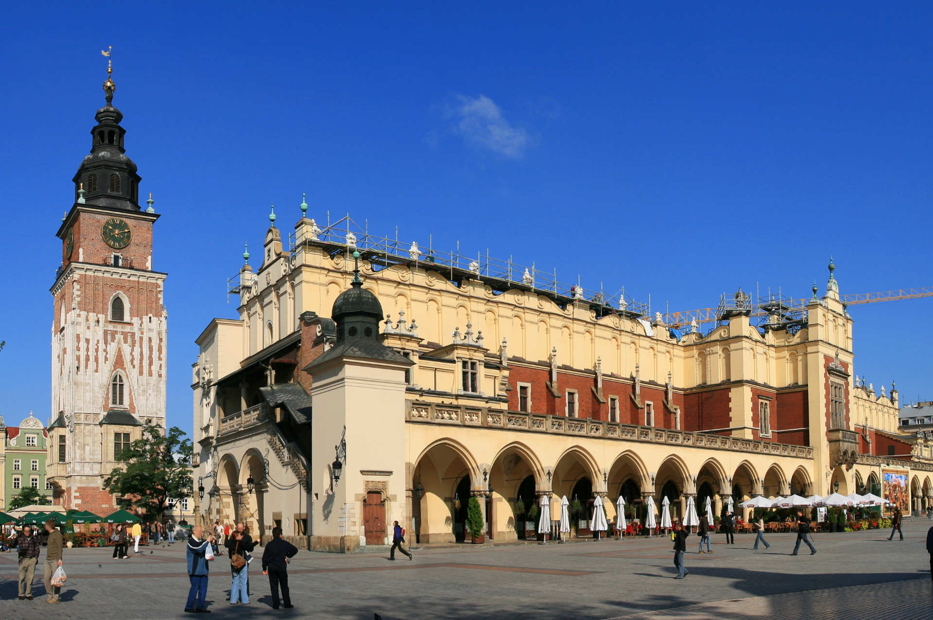 Zu sehen sind der Krakauer Marktplatz mit Tuchhallen und Rathausturm; Bild: Lestat (Jan Mehlich)