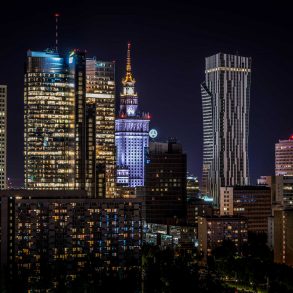 Zu sehen ist die Skyline Warschau bei Nacht, Bild: Kamil Porembiński from Łódź Poland