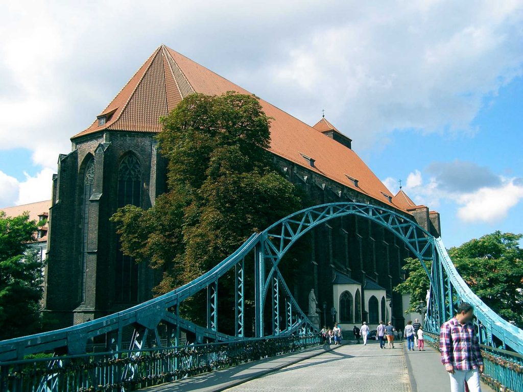 Zu sehen sind die Tumski Brücke und St. Maria auf dem Sande in Breslau, Bild: Andrzej Otrębski