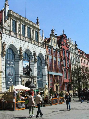 Zu sehen sind Häuser und der Neptunbrunnen in der Danziger Innenstadt, Bild: User Benhamburg at wikivoyage shared