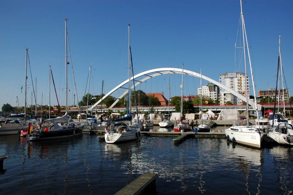 Zu sehen ist die Kolberger Hafenbrücke, Bild: Photographs by Radosław Drożdżewski User Zwiadowca21