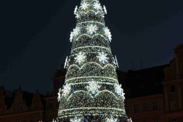 Zu sehen ist ein Weihnachtsbaum auf dem Breslauer Weihnachtsmarkt, Bild: Fallaner
