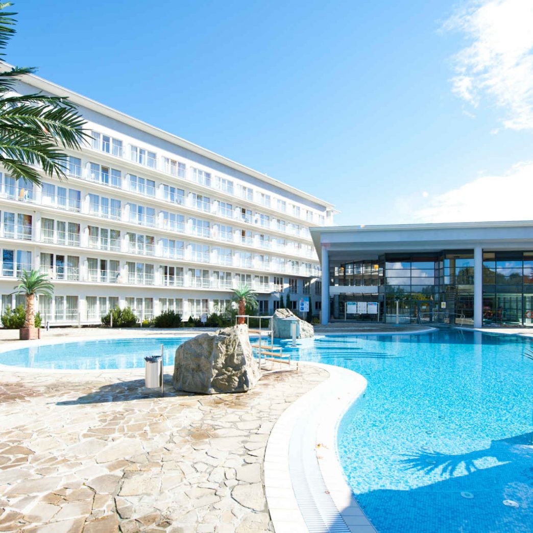 Zu sehen ist ein Außenpool des Hotel Ikar Plaza in Kolberg, Bild: Hotel Ikar Plaza