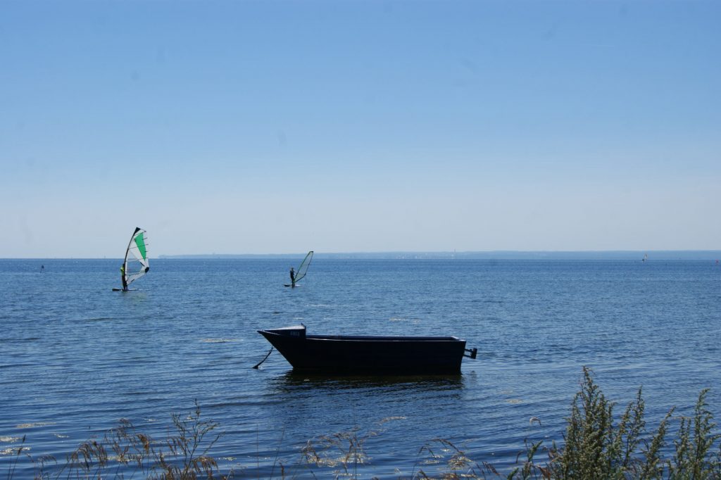 Zu sehen ist die Ostsee bei Kusfeld mit Windsurfern, Bild: Jarosław Szczepaniak