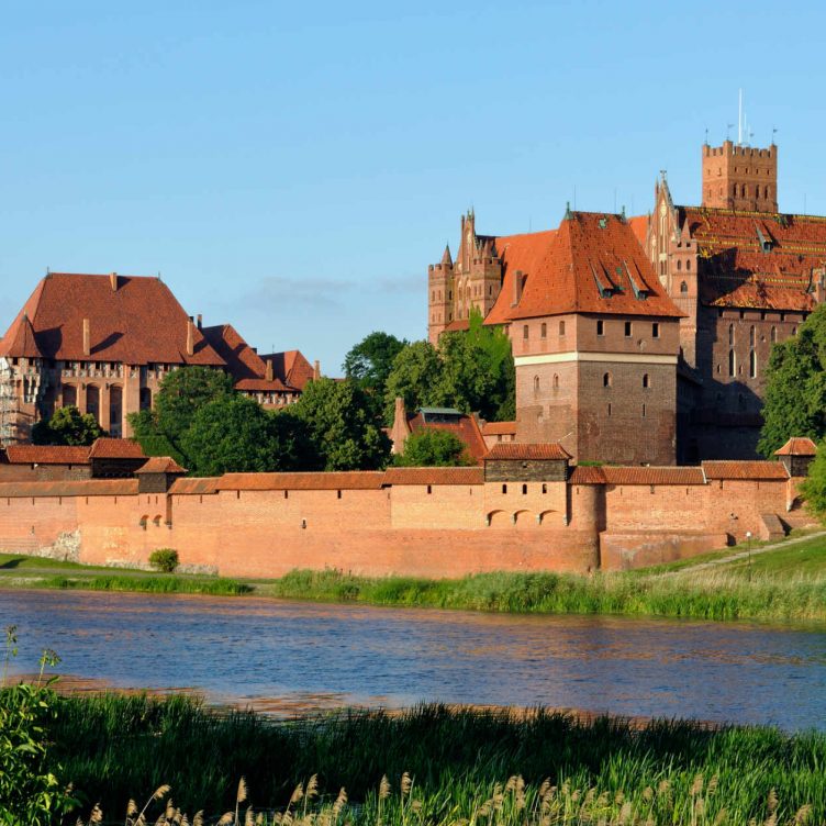 Zu sehen ist das Burgpanorama der Marienburg von der Weichsel aus, Bild: DerHexer derivate work Carschten