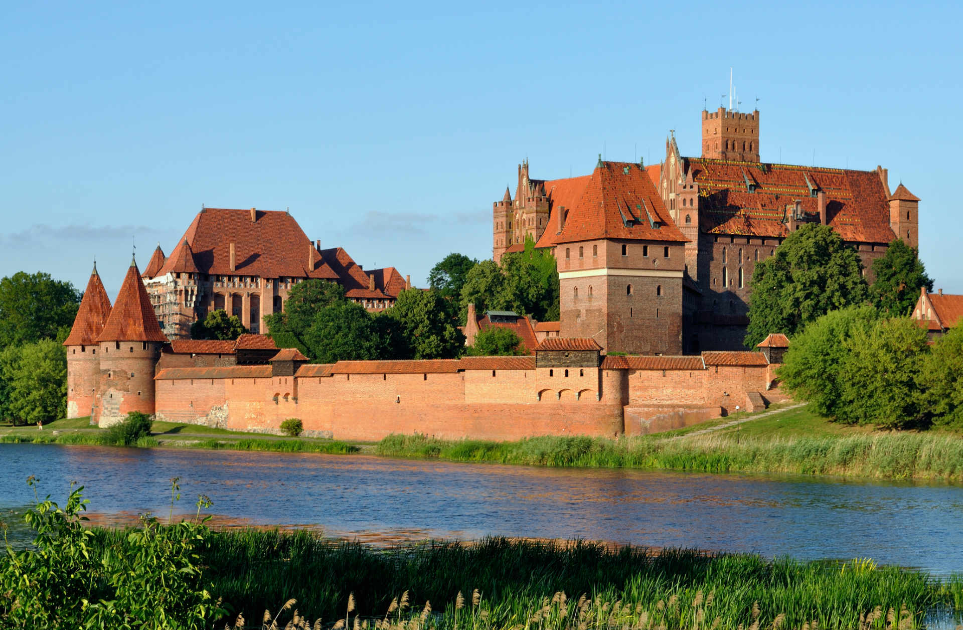 Zu sehen ist das Burgpanorama der Marienburg von der Weichsel aus, Bild: DerHexer derivate work Carschten