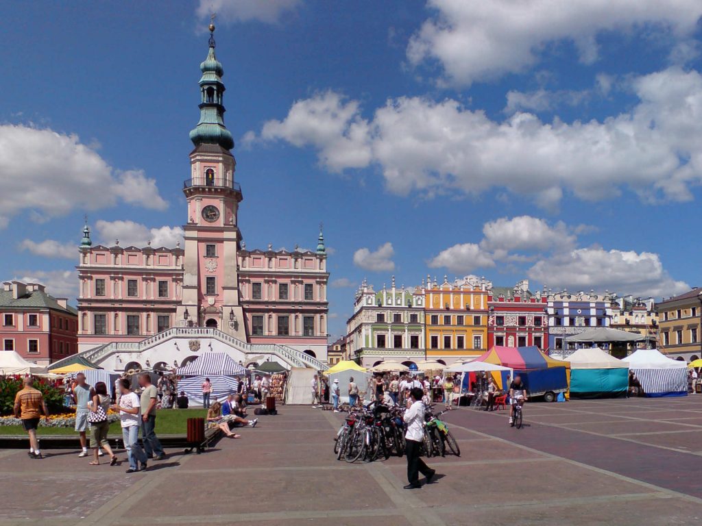 Zu sehen sind das Rathaus und der Großer Markt in Zamość, Bild: MarW