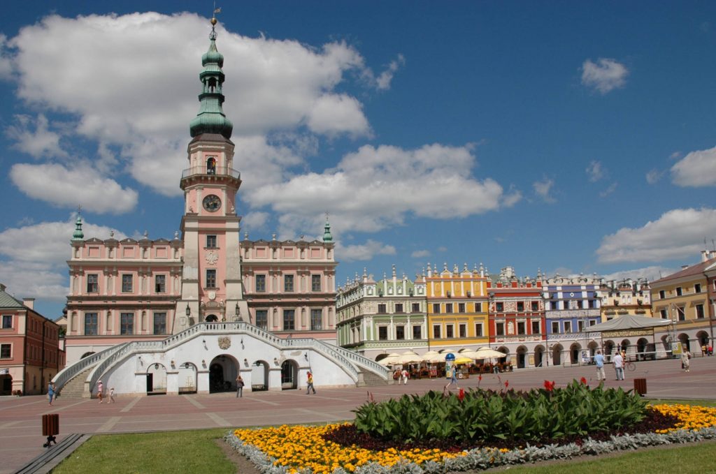Zu sehen sind das Rathaus und der Großer Markt in Zamość, Bild: Maciej Ukleja 1