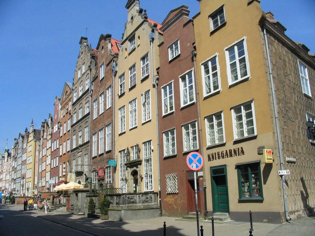 Zu sehen sind typische Giebelhäuser in Danzig, Bild: User Benhamburg at wikivoyage shared