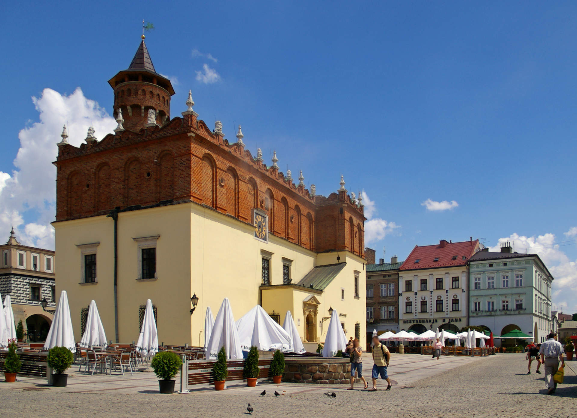 Zu sehen sind der Marktplatz und das Rathaus in Tarnow, Bild: Jakub Hałun