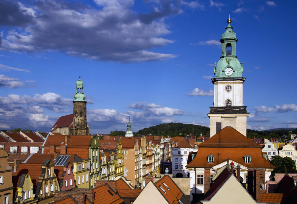 Zu sehen ist ein Blick über Altstadt und Rathaus von Hirschberg, Bild: Enamo