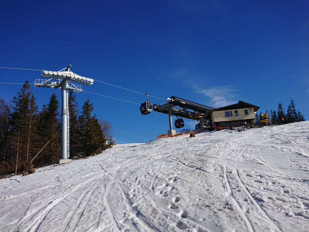 Zu sehen ist die Bergstation des Szczyrk Mountain Resort in Schirk, Bild: Happa