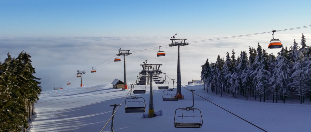 Zu sehen sind Lifte der Zieleniec Ski Arena in Bad Reinzerz, Bild: Szymjer
