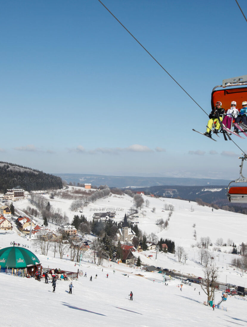 Zu sehen ist ein Panorama der Zieleniec Ski Arena in Bad Reinzerz, Bild: Szymjer