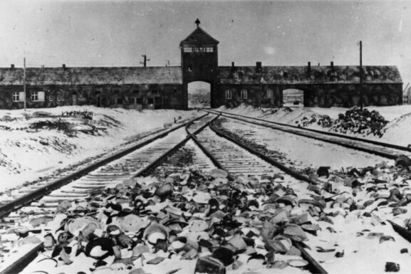 Zu sehen ist das Lagertor des KZ Auschwitz, Bild: Stanislaw Mucha