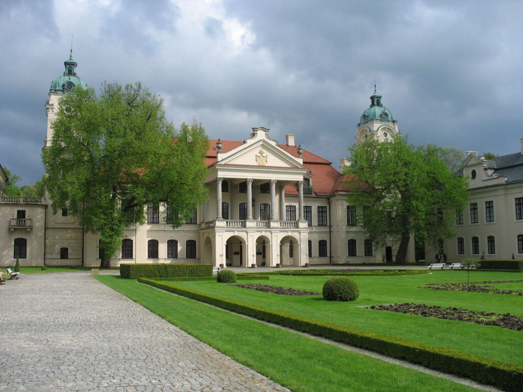 Zu sehen ist die Frontansicht des Palasts von Kozlowka, Bild: Robsuper