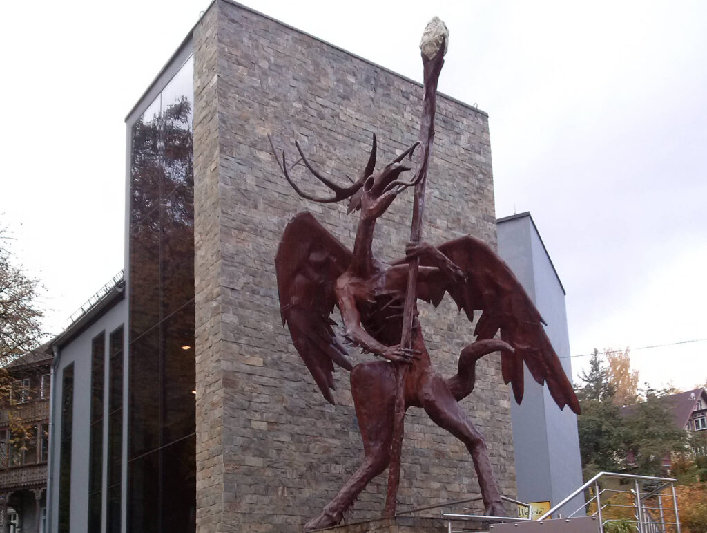 Zu sehen ist eine Rübezahlfigur vor dem Museum Geheimnisse des Riesengebirgers in Karpacz, Bild: Szydzio