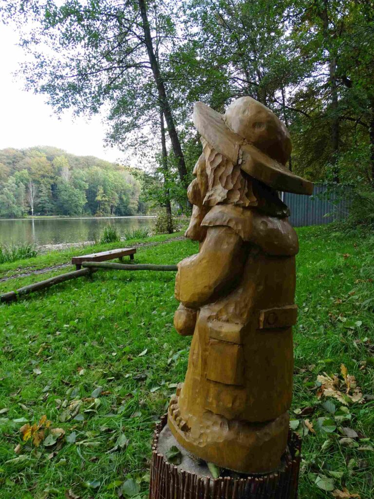 Zu sehen ist eine Utopek-Figur am polnischen Balaton, Bild: Piotr-Hojka